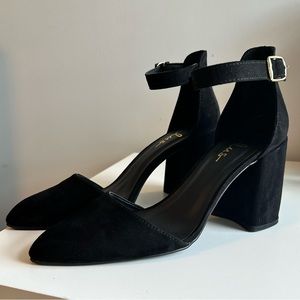 Black Lulu Closed-toed Heels